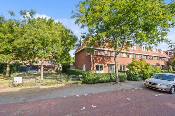 Stijlvolle hoekwoning in jaren 30 stijl, met vier slaapkamers, tuinkamer en sauna